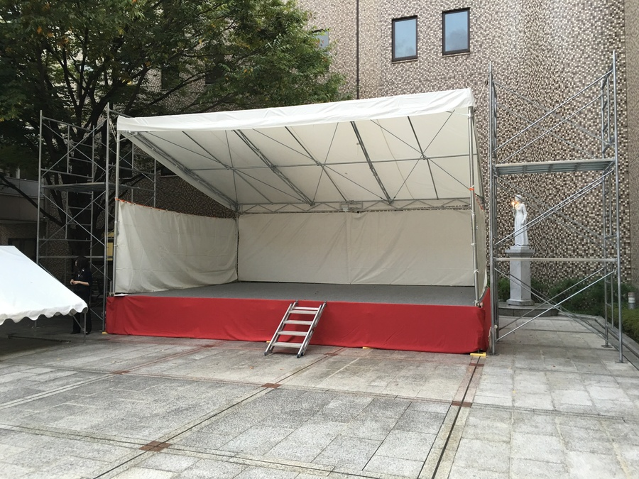 仮設ステージ